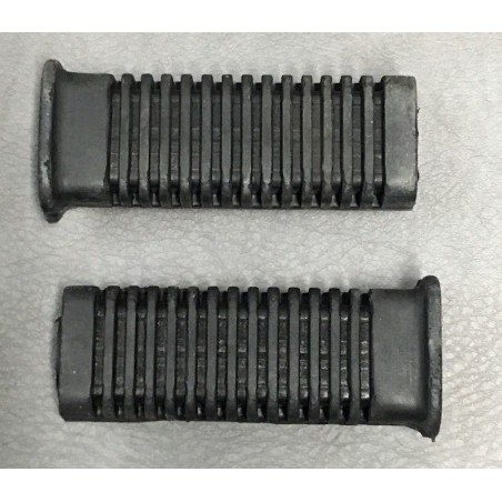 Repose-pieds ‘’adaptable’’. Diamètre intérieur 17 mm. Longueur 118 mm. la paire